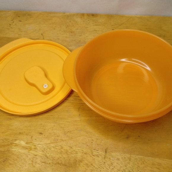 New Tupperware Orange 2 1/2 vent and serve round lunch container - Picture 6 of 6